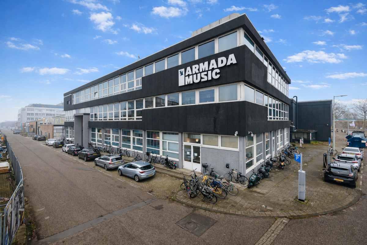 armada music gebouw blauwe lucht